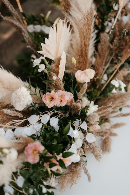 Eleganti decorazioni nuziali fatte di fiori naturali ed elementi verdi