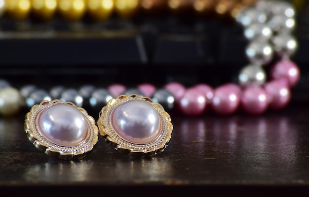 Eleganti e bellissimi orecchini di perle sono un accessorio per le donne