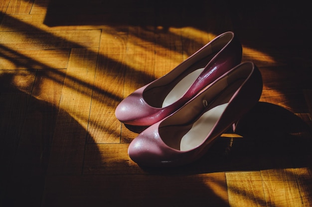 Eleganti ed eleganti scarpe rosa classiche laccate sono isolate Accessorio per matrimoni Primo piano Vista laterale