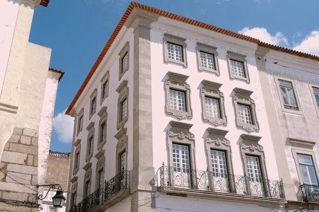 Eleganti edifici classici con finestre decorate con modanature in stucco centro di Evora Portogallo