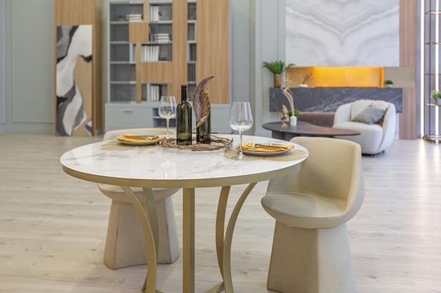 Eleganti interni di lusso del moderno monolocale in colori pastello verdi con elementi in legno mobili e decorazioni costosi