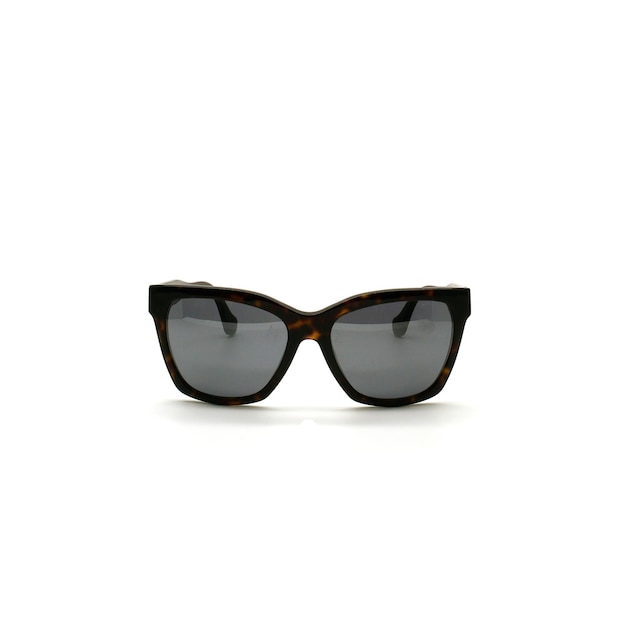 Eleganti occhiali da sole neri isolati su sfondo bianco.