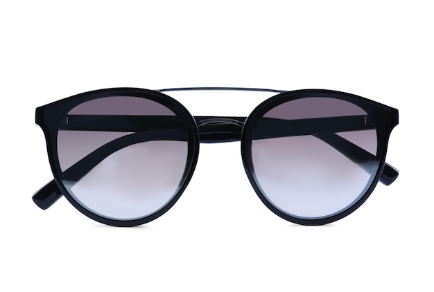 Eleganti occhiali da sole su sfondo bianco Accessorio estivo