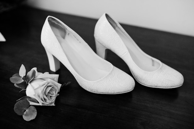 Eleganti scarpe bianche da sposa alla mattina della sposa.