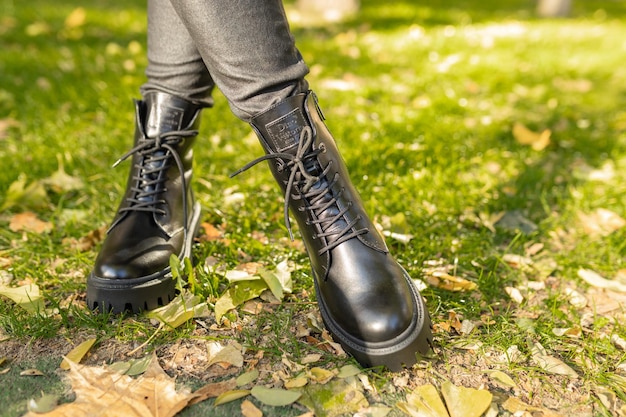 Eleganti scarpe da donna ai piedi per strada Comfort e moda