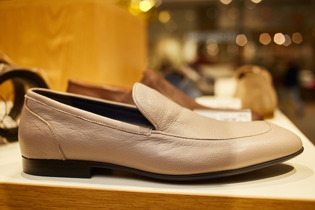 Eleganti scarpe da donna in pelle laccata sullo scaffale delle scarpe da donna del negozio