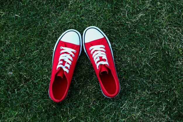 Eleganti scarpe da ginnastica rosse da donna sull'erba