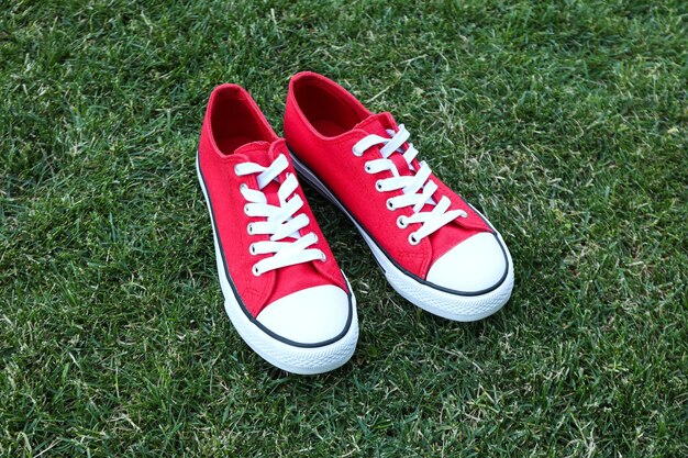 Eleganti scarpe da ginnastica rosse da donna sull'erba