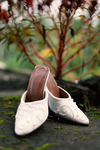 Eleganti scarpe da sposa bianche