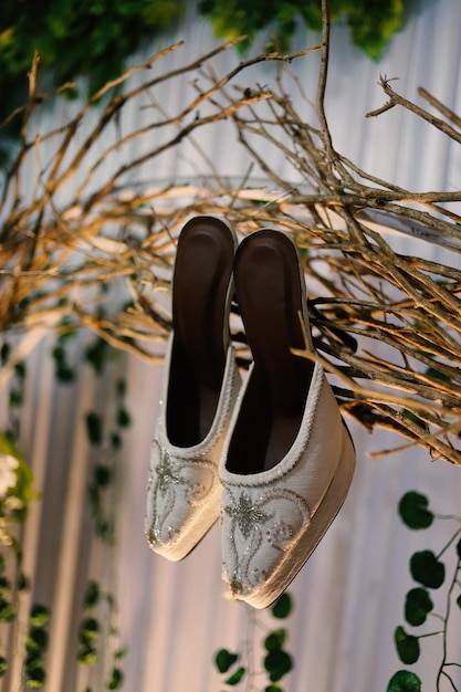 Eleganti scarpe da sposa bianche