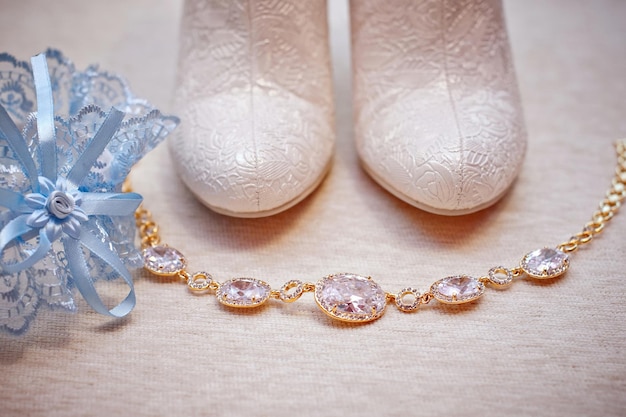 Eleganti scarpe da sposa e attributi di nozze