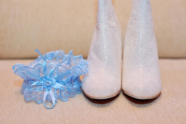 Eleganti scarpe da sposa e attributi di nozze