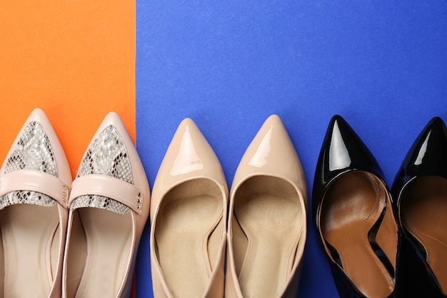 Eleganti scarpe femminili sul colore