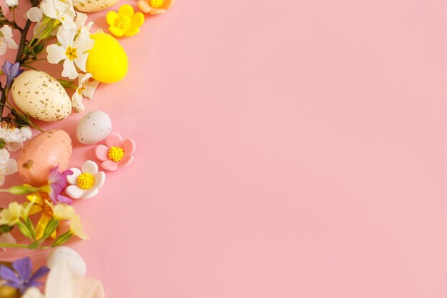 Eleganti uova di Pasqua fiori primaverili fiori di ciliegio su sfondo rosa con spazio di copia Modello di biglietto di auguri di buona Pasqua Banner di vacanza moderna
