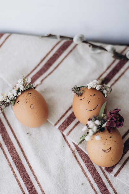Eleganti uova di Pasqua primaverili in stile minimalista Colori e sfondi di tendenza per la Pasqua 2023