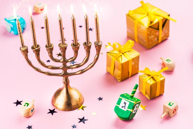 Elementi Chanukah sul rosa