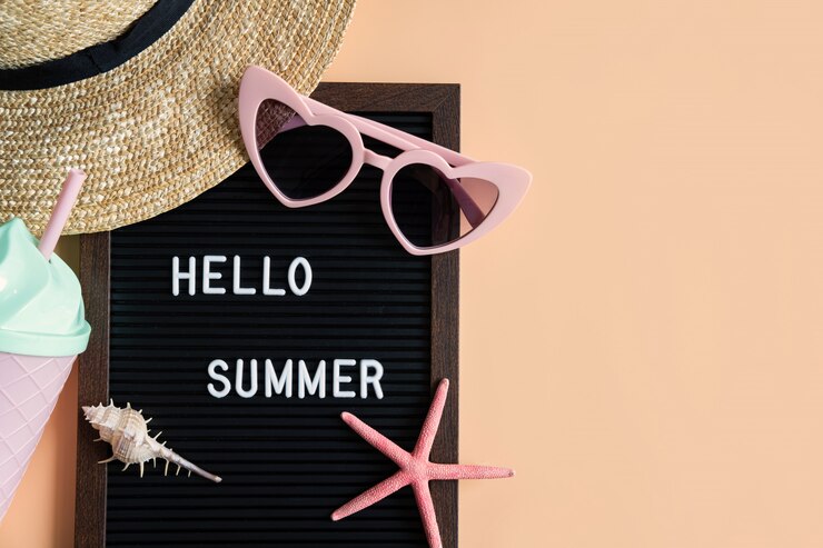 Elementi degli accessori di viaggio sul fondo di colore, concetto di vacanze estive