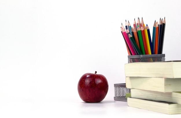 Elementi di istruzione nella casella con mela rossa e libri isolati su sfondo bianco Ritorno a scuola