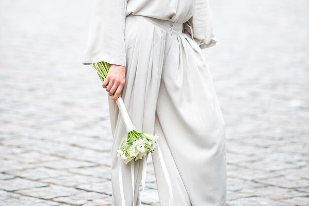 Elementi di un abito casual da donna con bouquet di calle