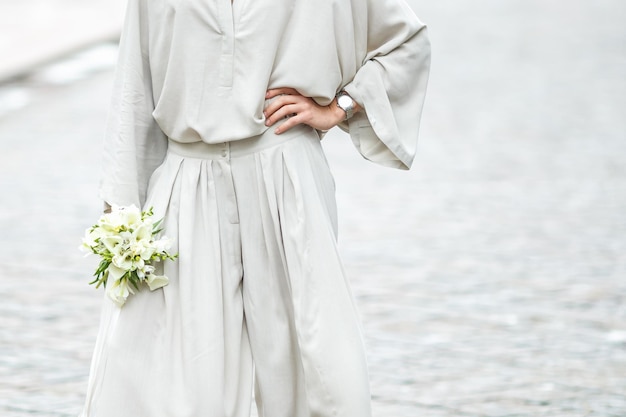 Elementi di un abito casual da donna con bouquet di calle