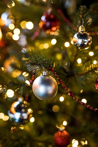Elementi di un albero di Natale decorato