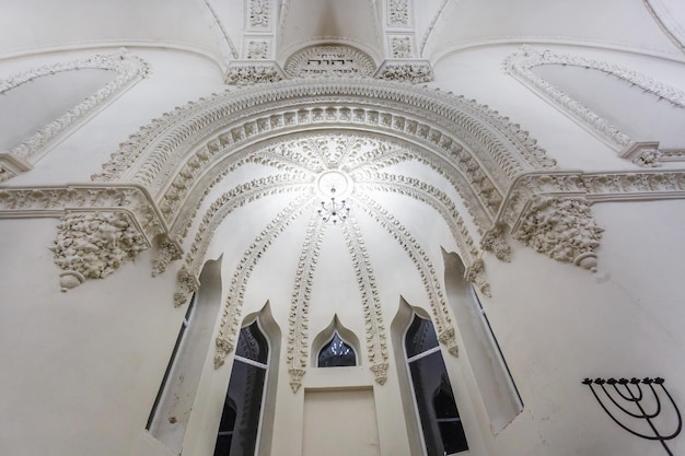 Elementi eclettici dell'interno di una grande sinagoga corale ebraica