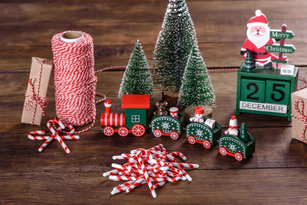 Elementi natalizi di decorazioni per decorare l'albero di Capodanno