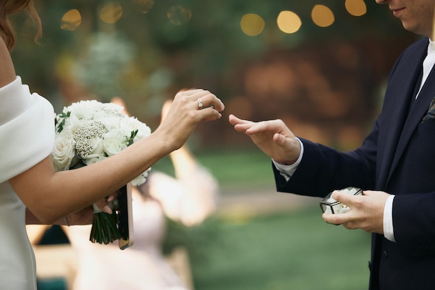 Elementi nuziali di mani, tazze, bicchieri. Atmosfera da matrimonio. vacanza, matrimonio