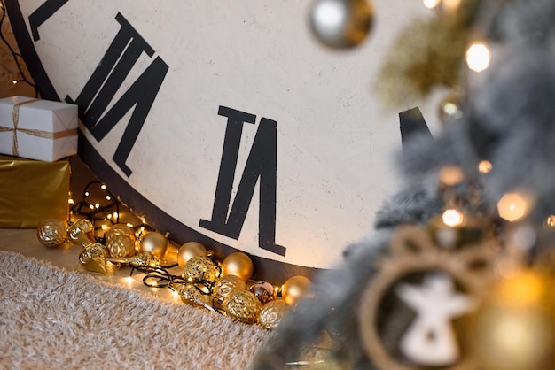 Elemento orologio con tema natalizio Golden New Year39s Toys giacciono sul pavimento con ghirlanda