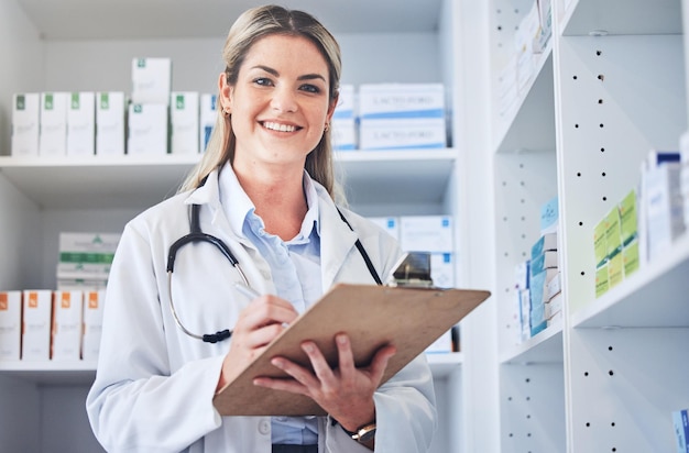 Elenco di controllo della farmacia del medico e ritratto del dipendente nella clinica farmaceutica Negozio di forniture mediche e gestione delle scorte di infermiere Controllo del sorriso del farmacista del prodotto sanitario e controllo dello stoccaggio del supplemento di medicina