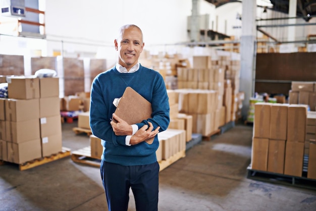 Elenco di controllo sorriso e ritratto dell'uomo in magazzino per lo stoccaggio e la spedizione del carico Distribuzione e-commerce e logistica con dipendente nello stabilimento di fabbrica per il pacchetto della catena di approvvigionamento o fornitore all'ingrosso