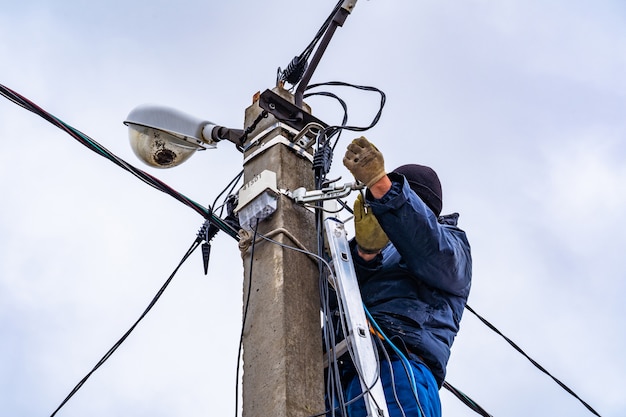 Elettricista che fa installazione della rete elettrica