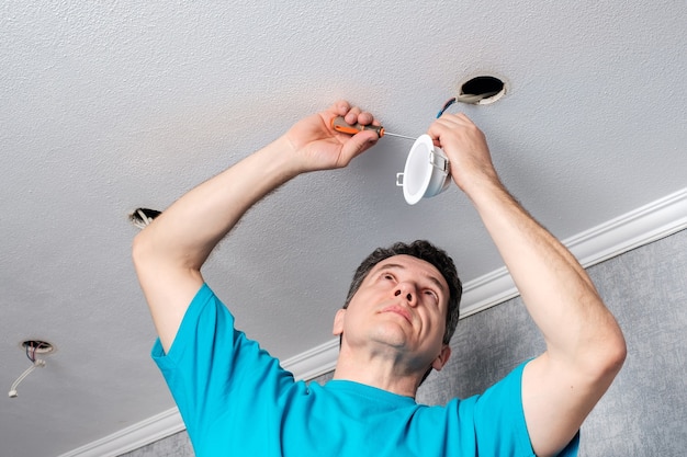 elettricista che installa faretti a LED sul soffitto