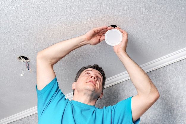 elettricista che installa faretti a LED sul soffitto