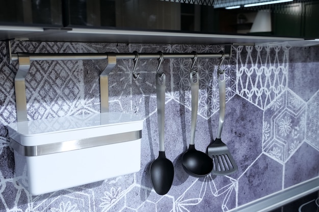 Elettrodomestici neri moderni per cucinare appesi al muro della cucina
