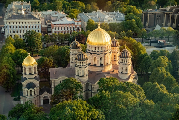 Elevato angolo di visione della Chiesa Ortodossa Russa al tramonto a Riga, Lettonia