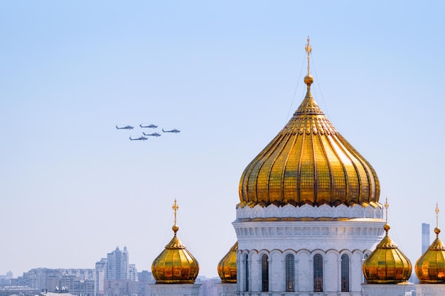 Elicotteri che volano vicino alla Cattedrale di Cristo Salvatore nella città di Mosca in Russia al mattino.