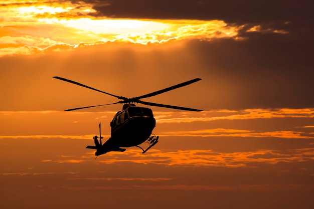elicottero al tramonto