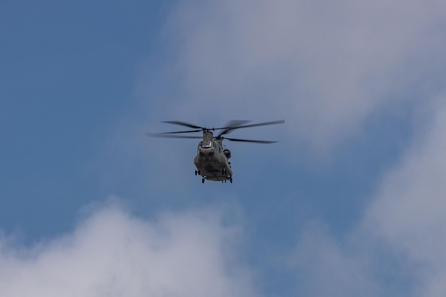 Elicottero chinook dell'esercito che vola nel cielo blu