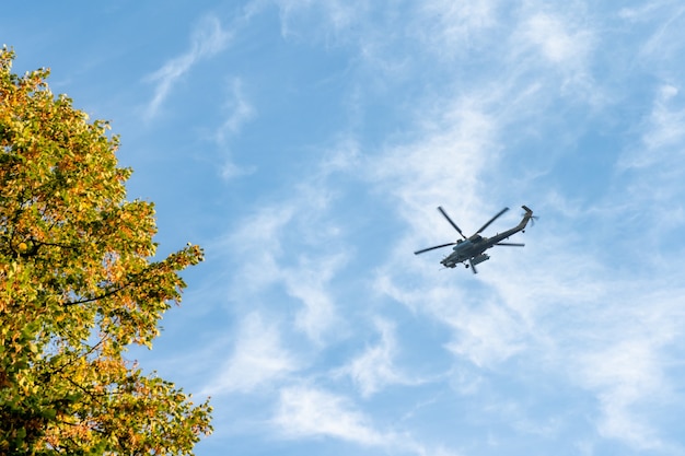 Elicottero da combattimento che vola nel cielo