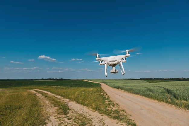 Elicottero del quadrato del drone sul campo di grano verde