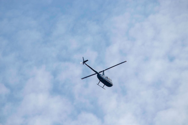 elicottero nel cielo estivo blu di giorno trasporto aereo