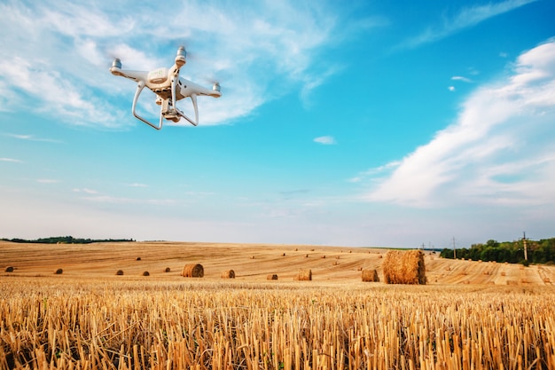 Elicottero quad drone su campo giallo