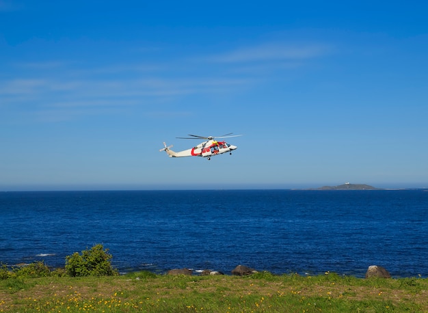 Elicottero sopra il mare a Godoy island vicino a Alesund, Norvegia