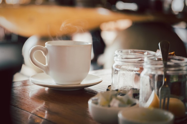 Elisir aromatico il fascino accattivante di una fumante tazzina di caffè