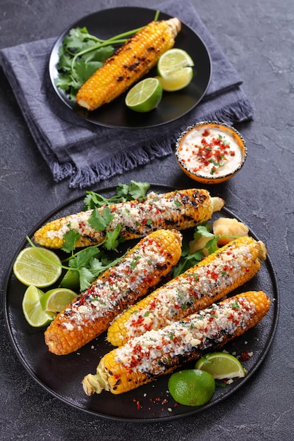 Elote mais messicano alla griglia su un piatto