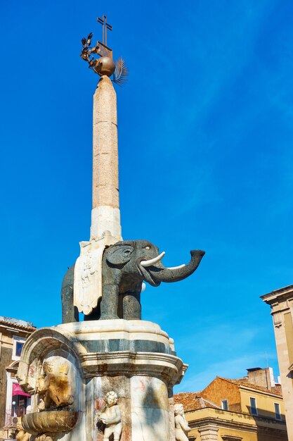 Elpehant nero con obelisco sulla schiena in Piazza del Duomo a Catania - simbolo della città di Catania. Sicilia, Italia. Realizzato dall'architetto Giovanni Battista Vaccarini intorno al 1736