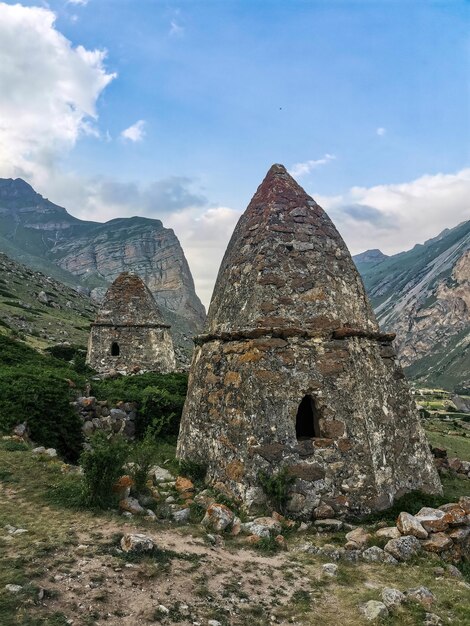 Eltyubyu è la città delle antiche cripte di pietra morte in KabardinoBalkaria Russia giugno 2021