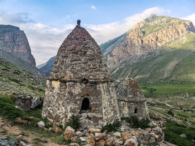 Eltyubyu è la città delle antiche cripte di pietra morte in KabardinoBalkaria Russia giugno 2021