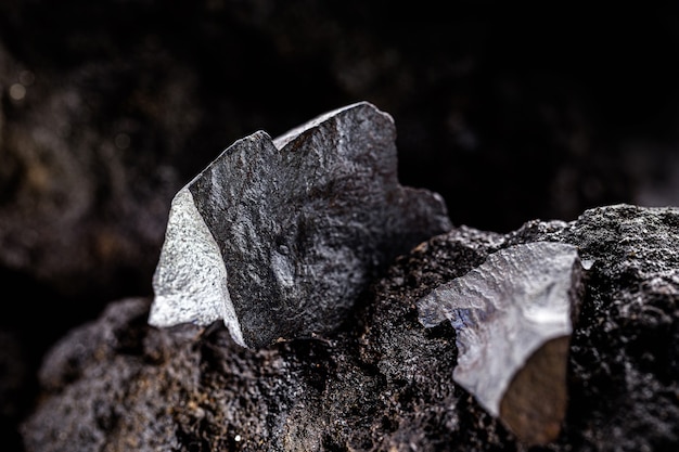 Ematite su base rocciosa. Metallo magnetico brasiliano, più grande produttore di ematite, esportazione di pietre semipreziose metalliche